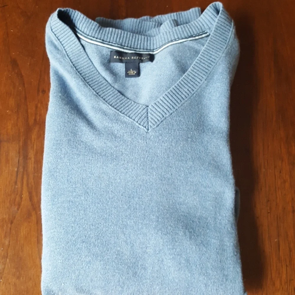 07:08 - Banana Republic V-neck Sweater